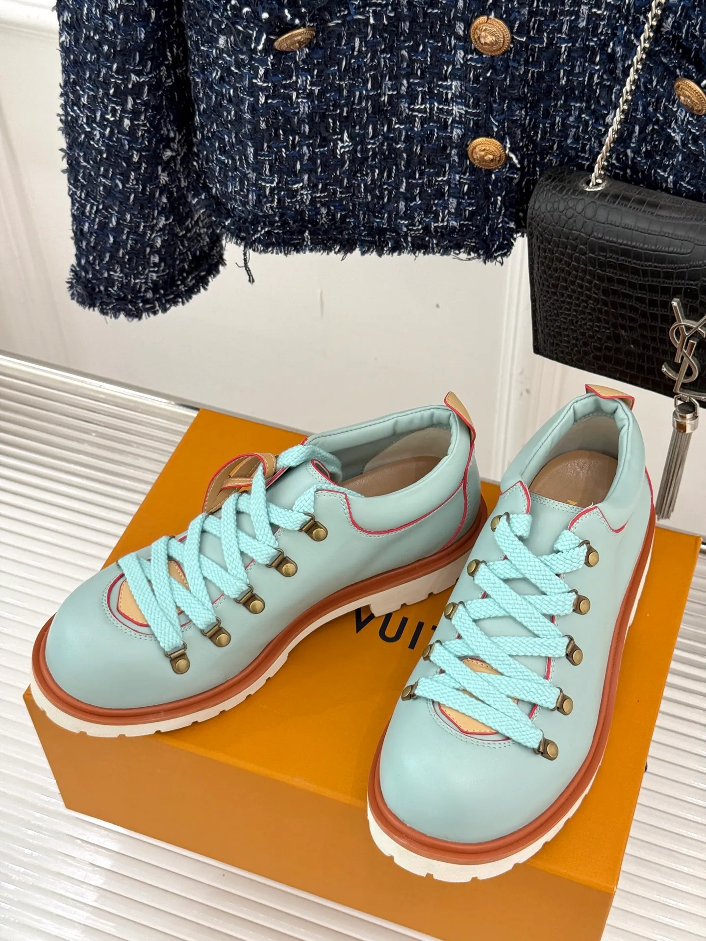 P720 LV Remix derby 25WF new product, the top version of couple's derby shoes, uses classic as the base color to reshape the fashion style✨ Various colors break the monotony. Black is cool, brown is retro, pink is sweet, and blue is fresh. Suitable for different styles of wear🎨 The delicate leather fits the foot shape and the shoelace details hide ingenuity. It is a fashion symbol of walking and steps on the forefront of the trend every step of the way. Start your own style journey🚶‍♀️ The fabric is made of first-layer cowhide, the inner pads are all sheepskin, the original molded custom TPU non-slip outsole size: Female: 35-41 (40/41 customized) Male: 39-46 (45/46 customized)